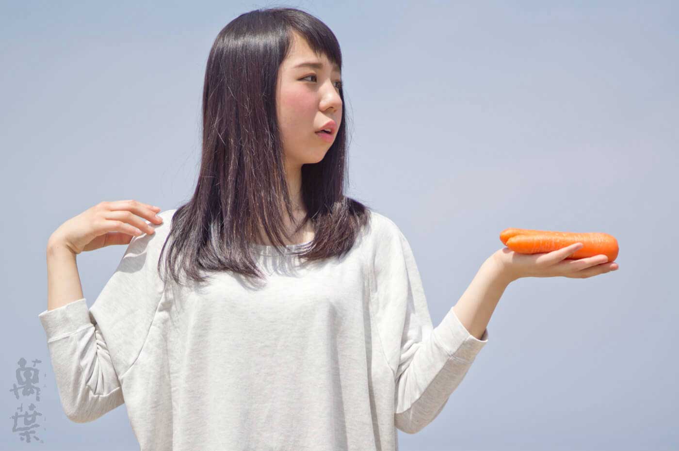 野草酵素萬葉の原材料ニンジンとまんようガール