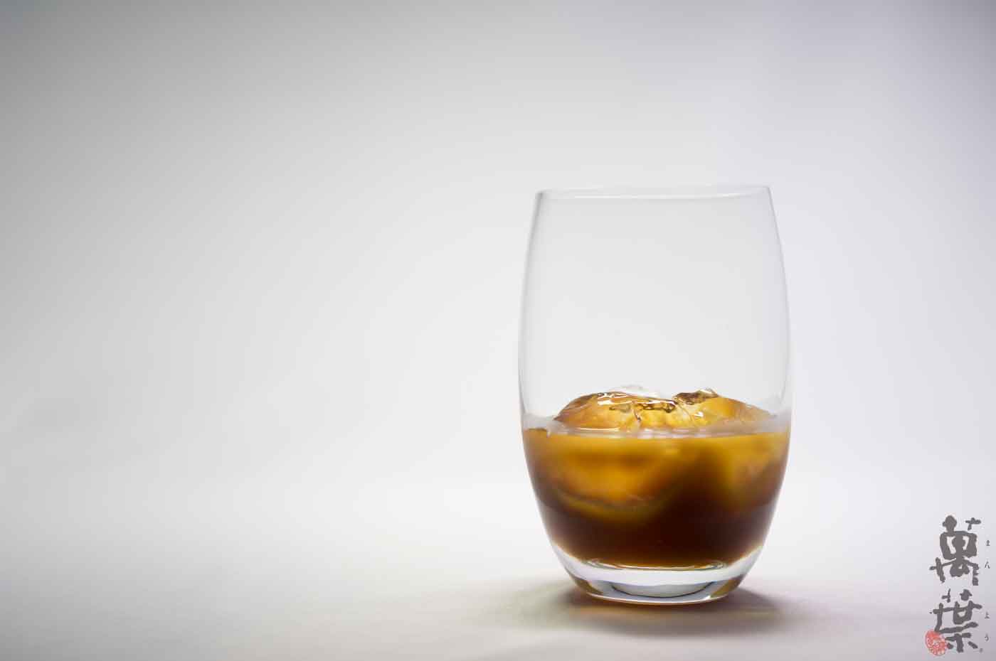 コップに注がれた野草酵素萬葉の濃縮原液