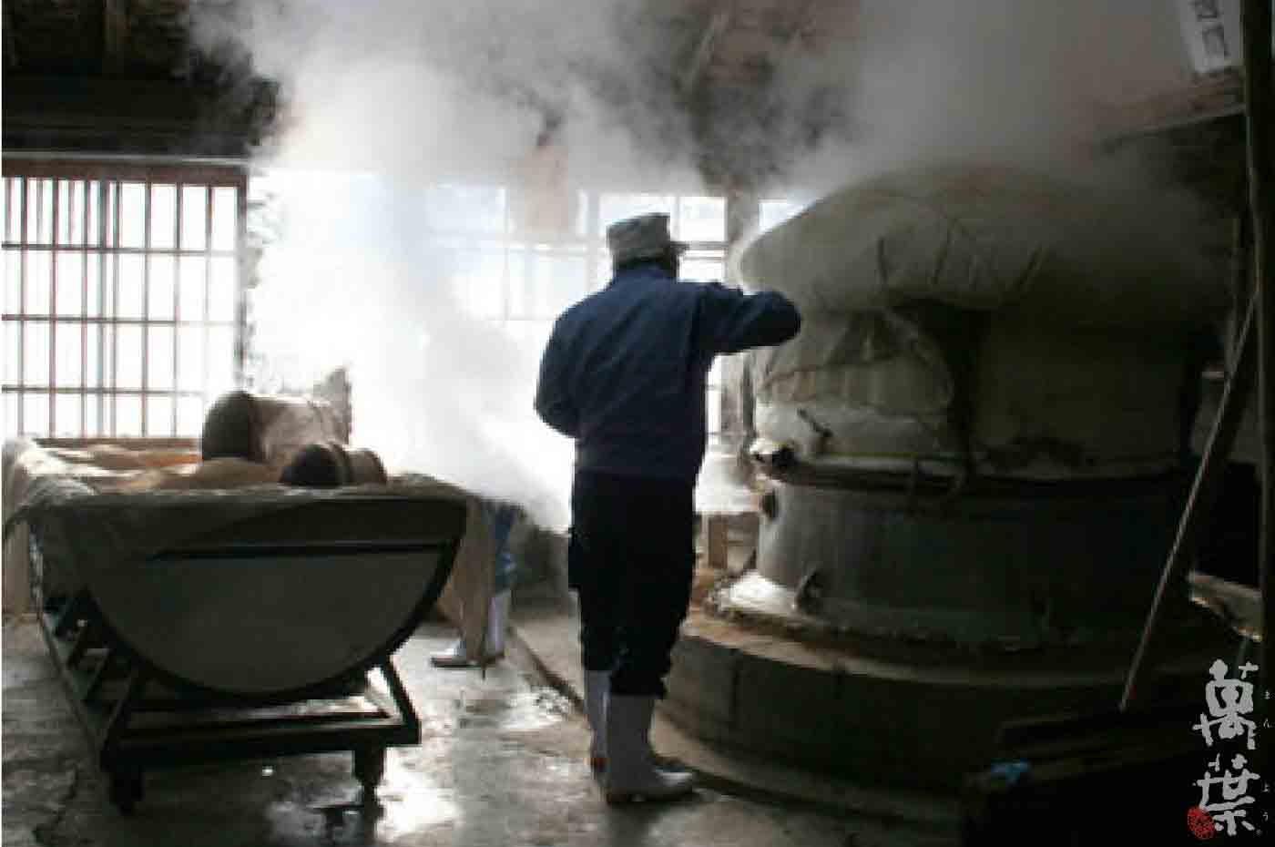 お酒を仕込んでいる越後杜氏