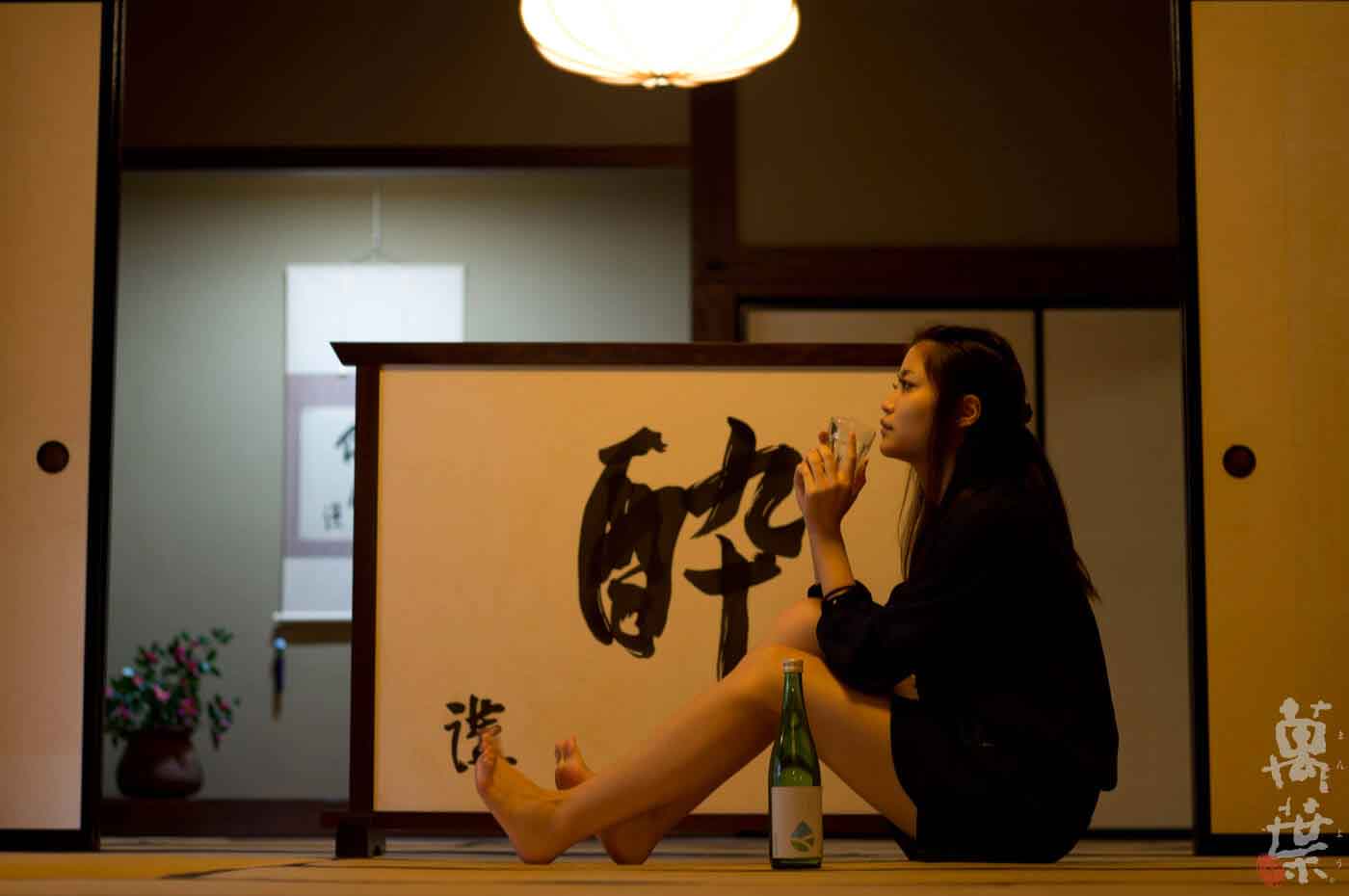 坂口謹一郎記念館でくつろぐ女性