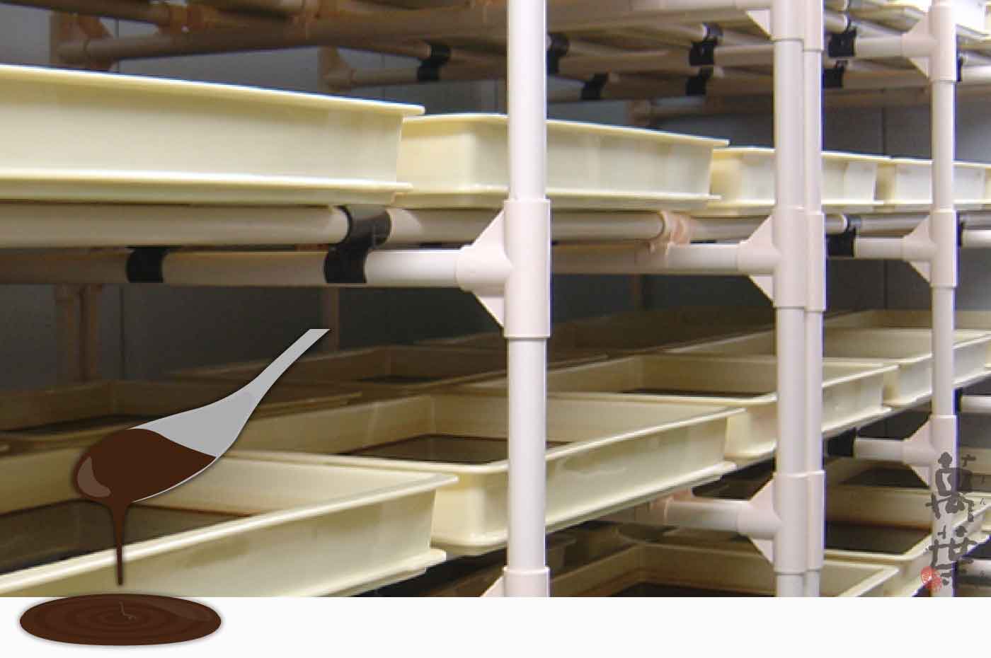 野草酵素萬葉の濃縮エキスがさらに濃縮されている様子